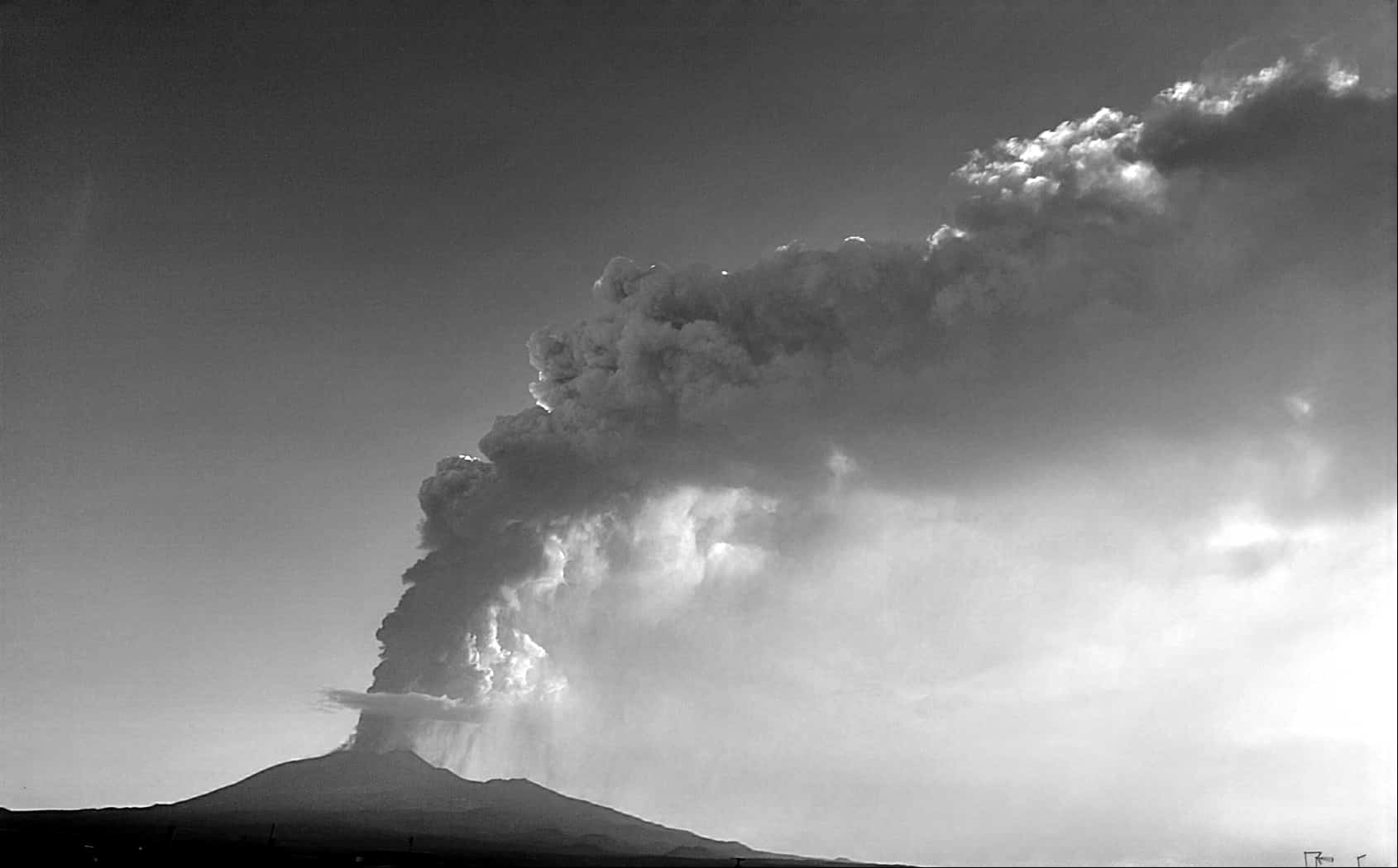 CONCLUSA LA FASE PAROSSISTICA DELL'ETNA: TREMORE VULCANICO SU LIVELLI MEDI, GRAVI DISAGI PER LA CENERE