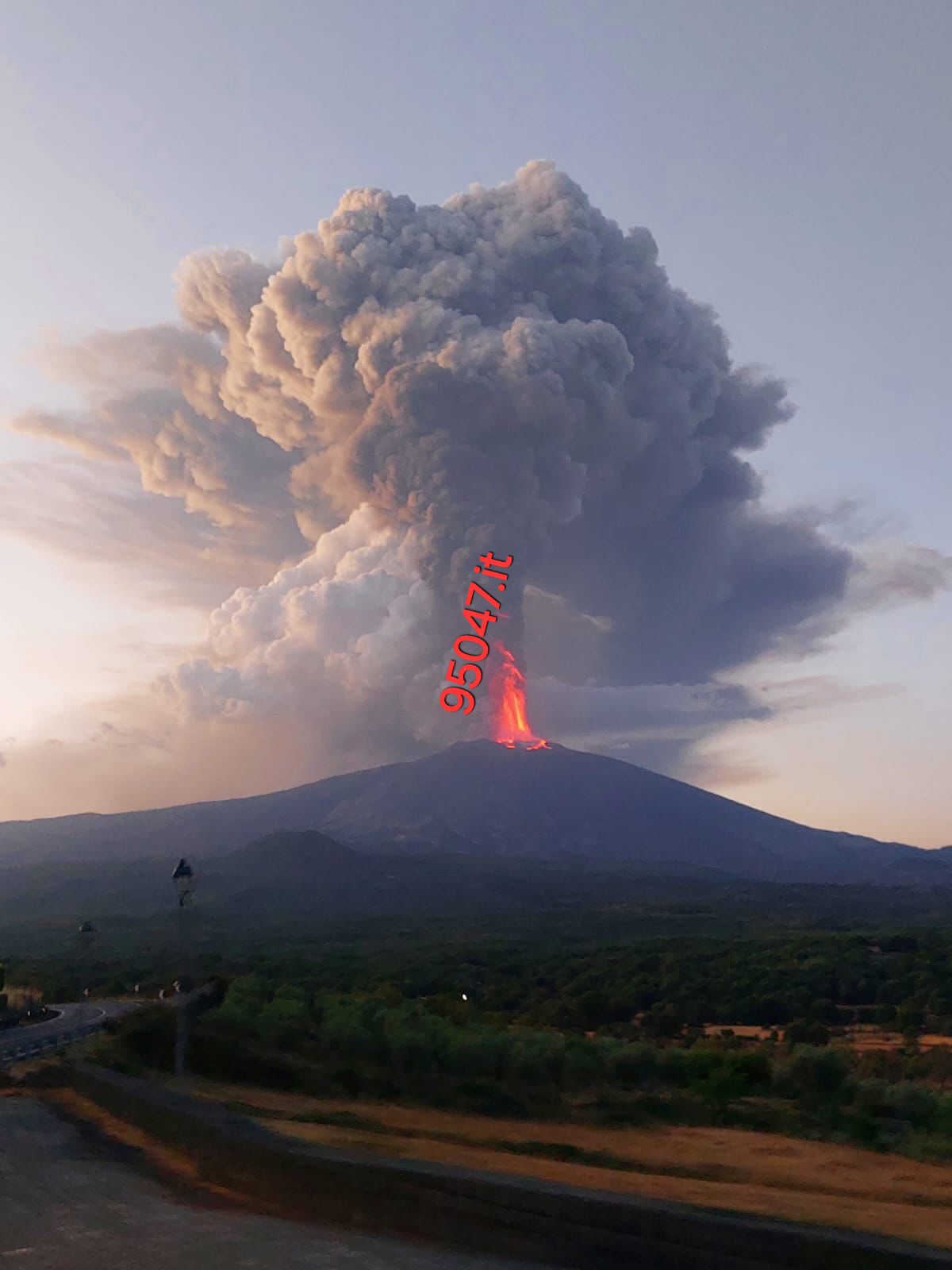 CONCLUSA LA FASE PAROSSISTICA DELL'ETNA: TREMORE VULCANICO SU LIVELLI MEDI, GRAVI DISAGI PER LA CENERE