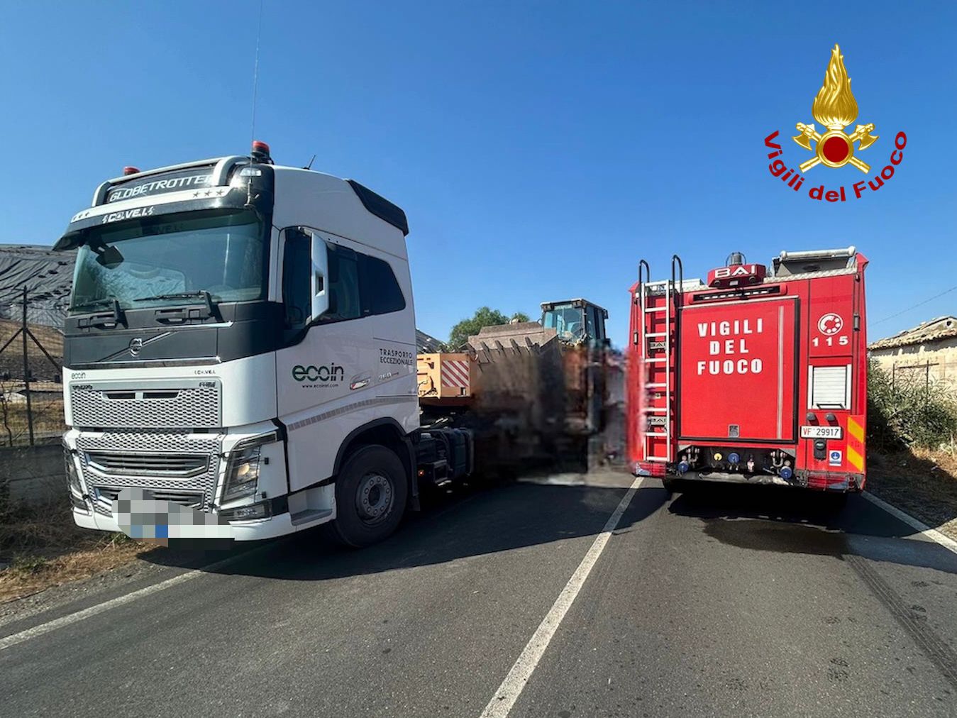 SCONTRO TRA FURGONE E AUTOCARRO CON ESCAVATORE SULLA SS285 A PALAGONIA, CONDUCENTE IN CODICE ROSSO