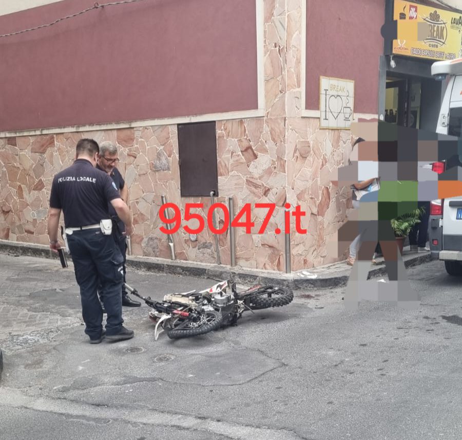 PATERNÒ.  SCONTRO TRA FIAT PANDA E CICLOMOTORE IN VIA MARCONI, FERITI DUE MINORENNI