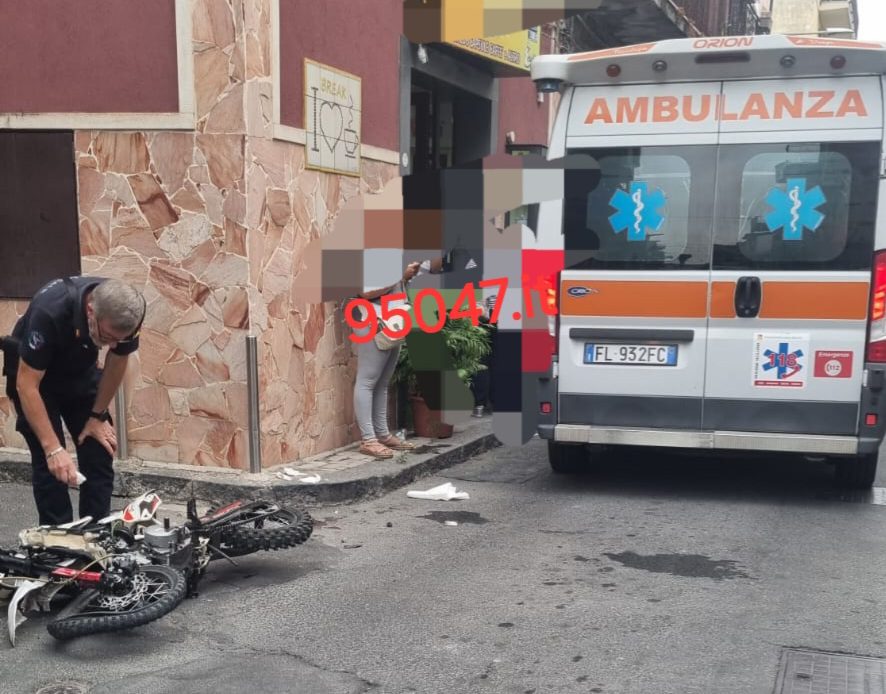 GRAVE INCIDENTE A PATERNÒ: SCONTRO TRA AUTO E SCOOTER, DUE MINORENNI FERITI