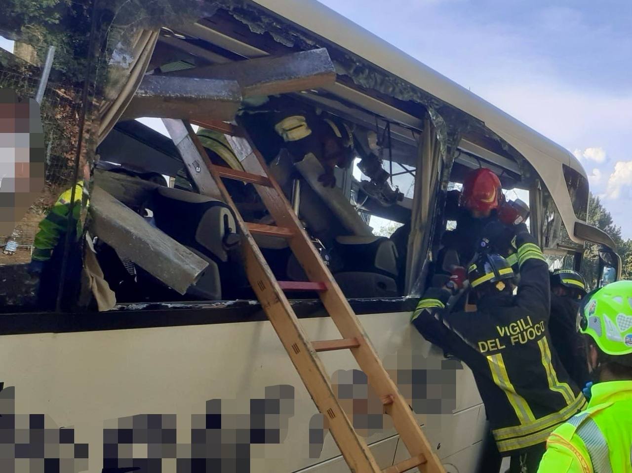 AREZZO. PULLMAN DI TURISTI CONTRO UN GUARDRAIL IN A1: UN MORTO E 15 FERITI. FOTO