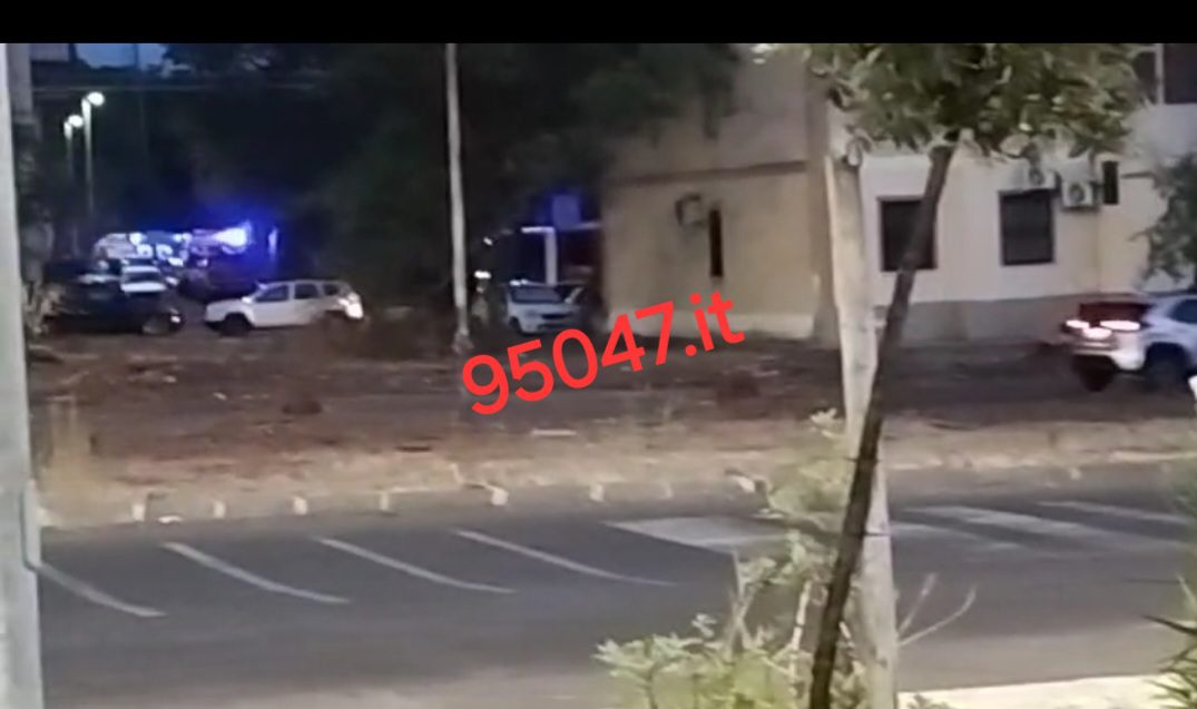 INTERVENTO DI SOCCORSO A PATERNÒ: VIGILI DEL FUOCO E SANITARI COLLABORANO PER TRASPORTARE IN OSPEDALE UNA PERSONA SOVRAPPESO