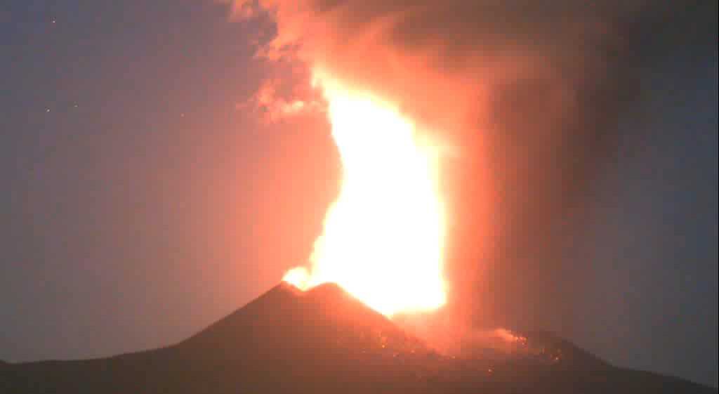 FORTE ERUZIONE DELL'ETNA: PIOGGIA DI LAPILLI A ZAFFERANA, CENERE SULL'AUTOSTRADA A18
