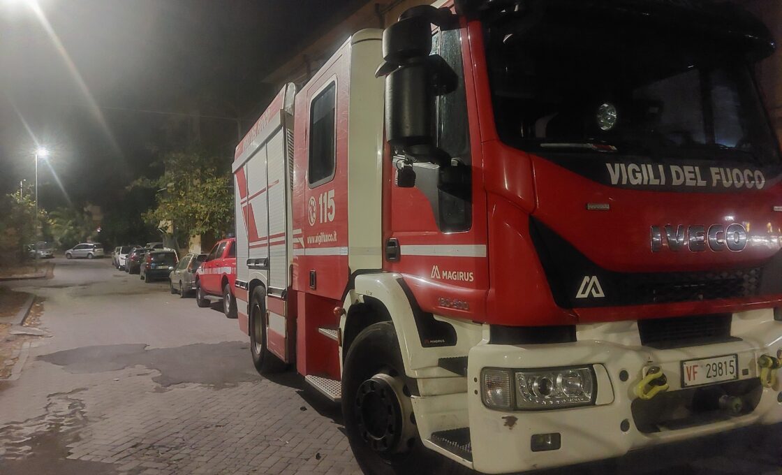 INTERVENTO DI SOCCORSO A PATERNÒ: VIGILI DEL FUOCO E SANITARI COLLABORANO PER TRASPORTARE IN OSPEDALE UNA PERSONA SOVRAPPESO