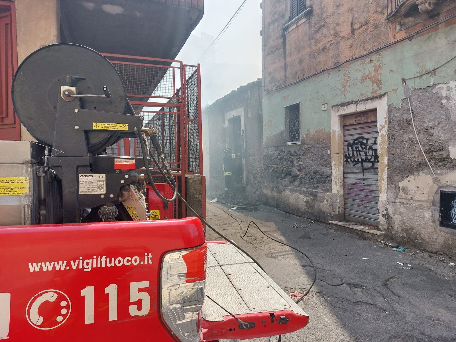 INCENDIO IN UNA CASA ABBANDONATA A PATERNÒ, VIGILI DEL FUOCO IN AZIONE