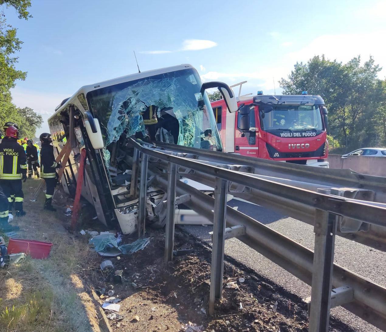 AREZZO. PULLMAN DI TURISTI CONTRO UN GUARDRAIL IN A1: UN MORTO E 15 FERITI. FOTO