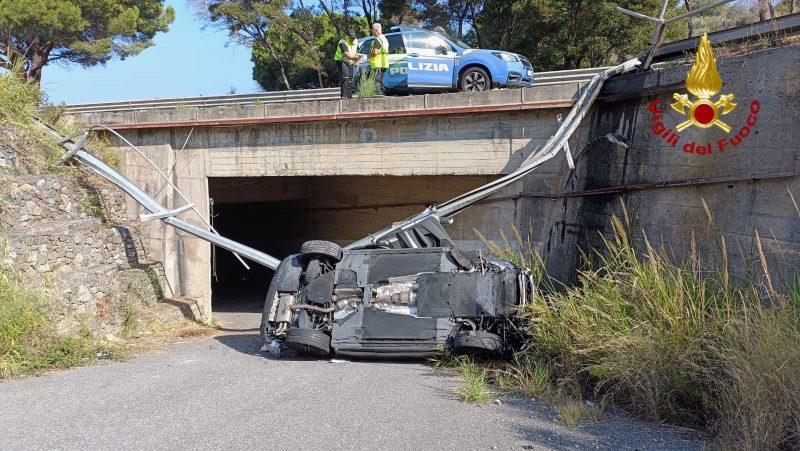 A18: AUTO VOLA GIÙ DAL VIADOTTO, MIRACOLOSAMENTE SALVI I DUE OCCUPANTI