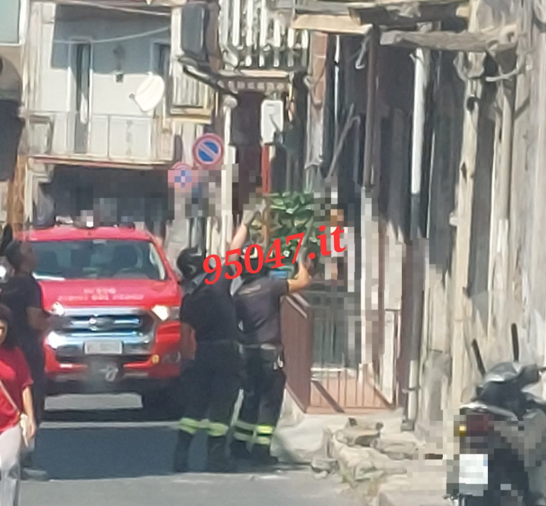 CROLLO DI UN BALLATOIO A PATERNÒ: PAURA IN VIA CALTANISSETTA, NESSUN FERITO