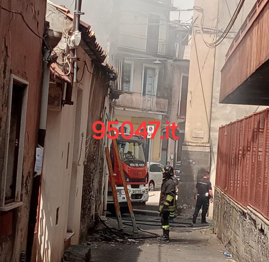 INCENDIO IN UNA CASA ABBANDONATA A PATERNÒ, VIGILI DEL FUOCO IN AZIONE