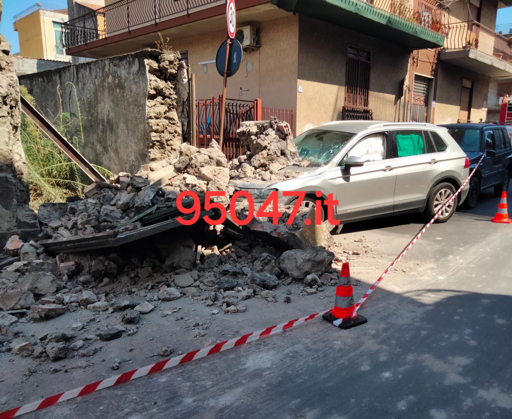 GRAVE INCIDENTE AD ACICATENA: AUTO SI SCHIANTA CONTRO UN'ABITAZIONE E ABBATTE UN MURO