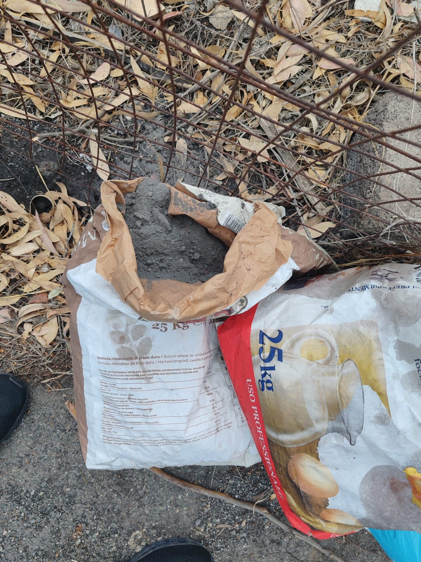 PATERNÒ. SEGNALAZIONE DEI NOSTRI LETTORI: PANETTIERE ABBANDONA IMPASTO E CENERE AI MARGINI DELLA STRADA