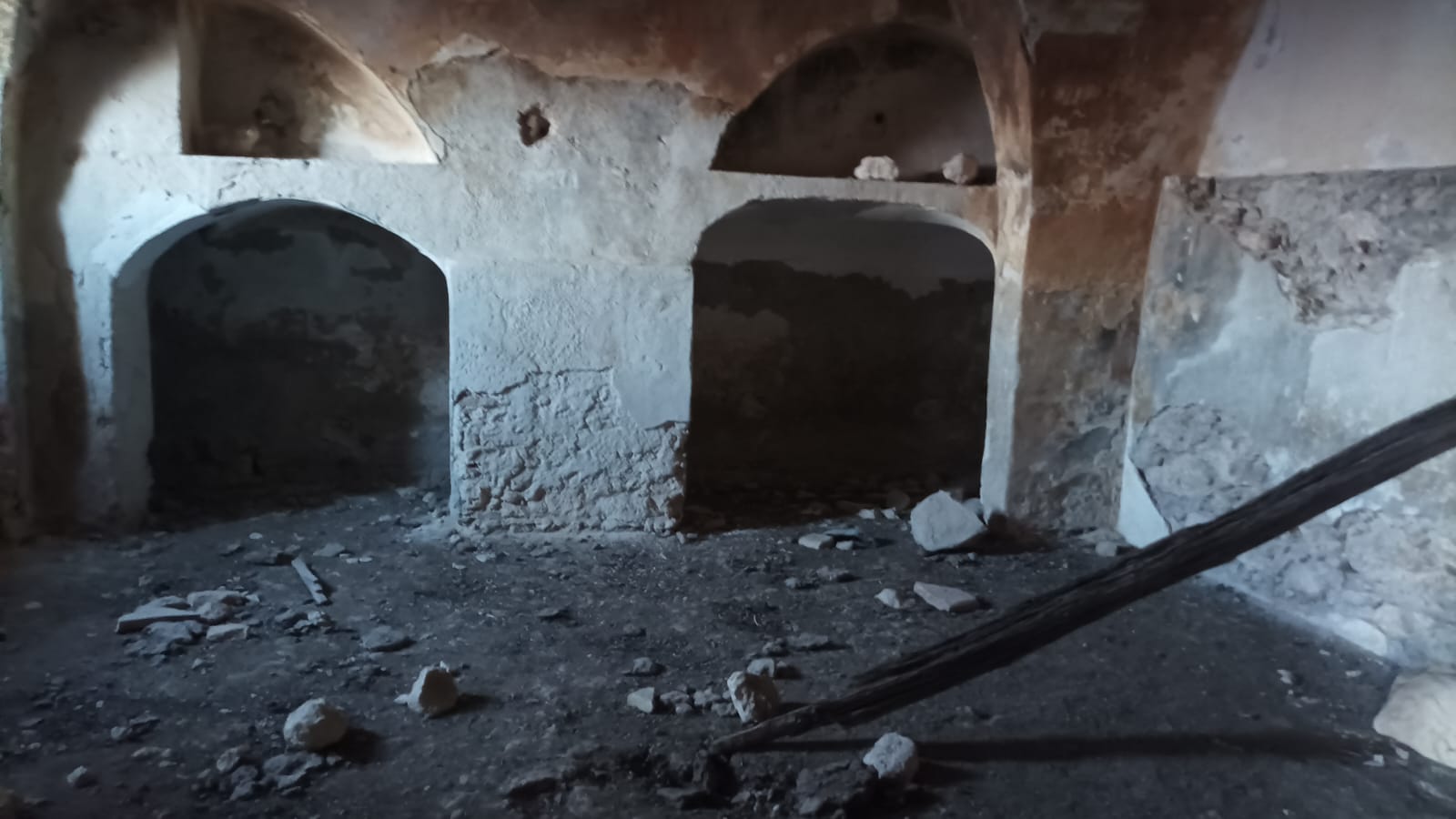 Visita al Castello di Poira: Tra Fascino Storico e Degrado