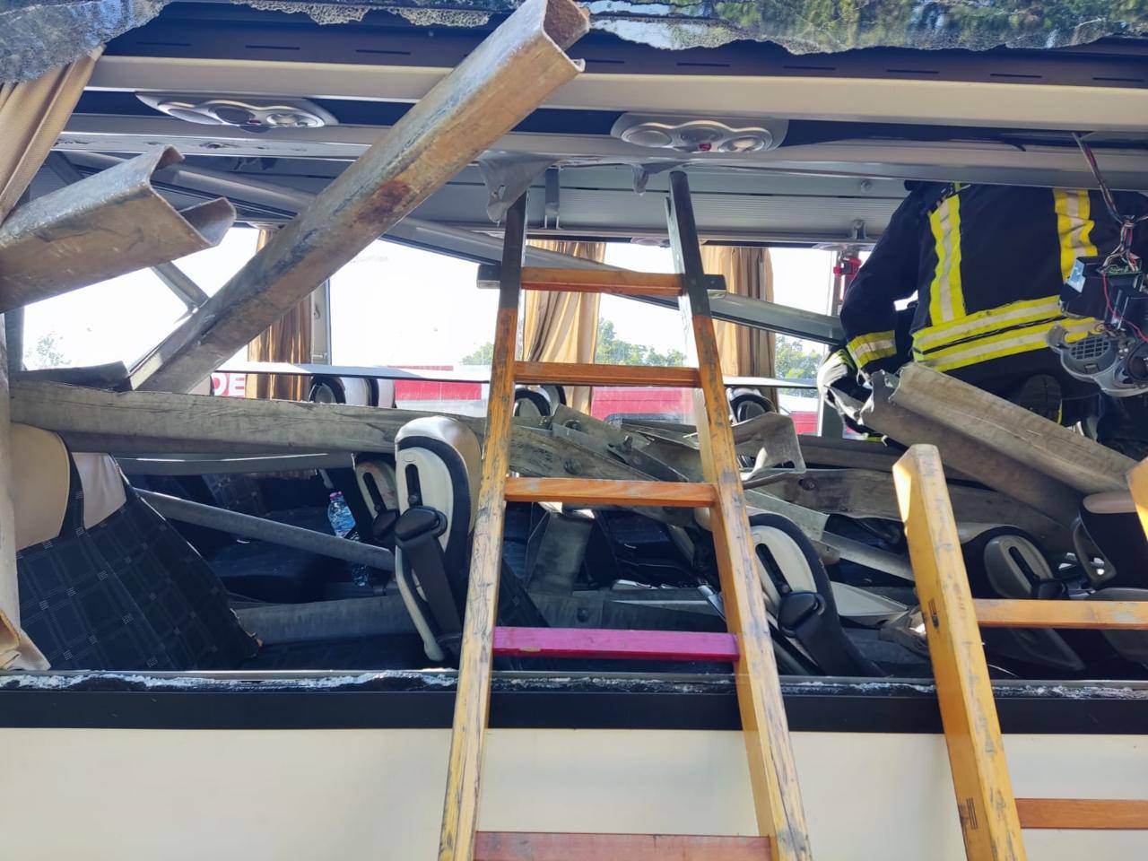 AREZZO. PULLMAN DI TURISTI CONTRO UN GUARDRAIL IN A1: UN MORTO E 15 FERITI. FOTO