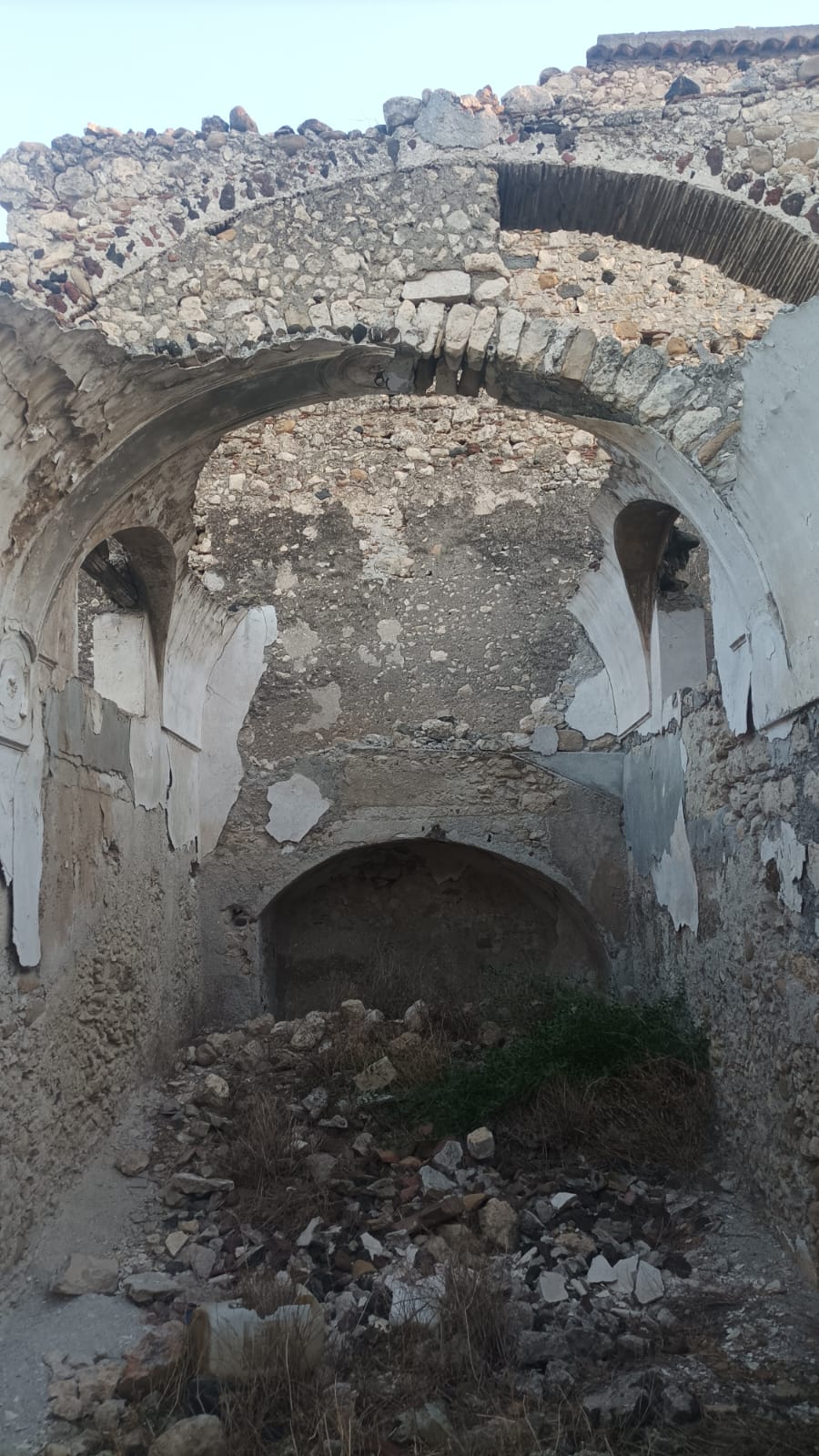 Visita al Castello di Poira: Tra Fascino Storico e Degrado