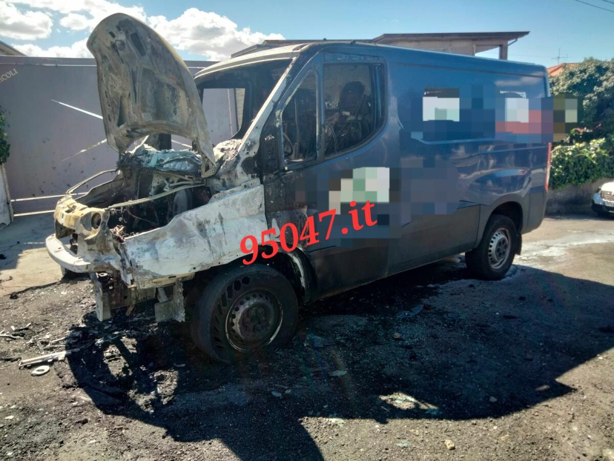 RAGALNA: FURGONE IN FIAMME A CAUSA DI UN CORTO CIRCUITO - 