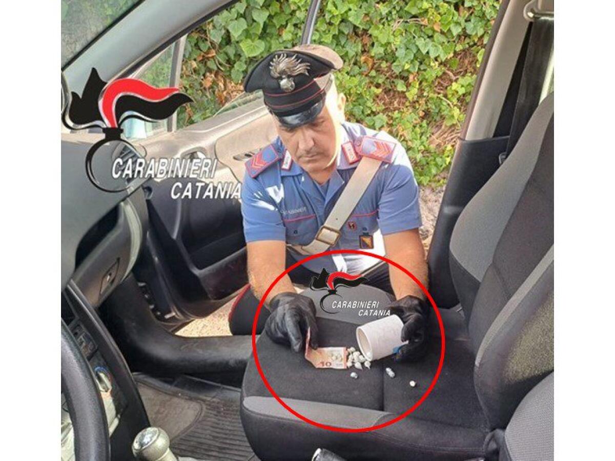 ACI SANT’ANTONIO. SPACCIO “AL VOLO” E IMMEDIATO CONTROLLO DEI CARABINIERI. ARRESTATO CON LA DROGA TRA LE GAMBE - 