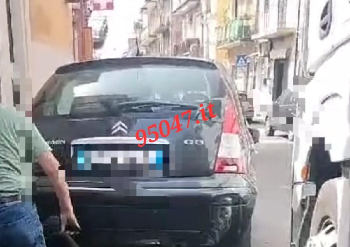 PATERNÒ, CAMION BLOCCATO PER UN'ORA, I CITTADINI RISOLVONO IL PROBLEMA SPOSTANDO L'AUTO CON UN CRIC - 