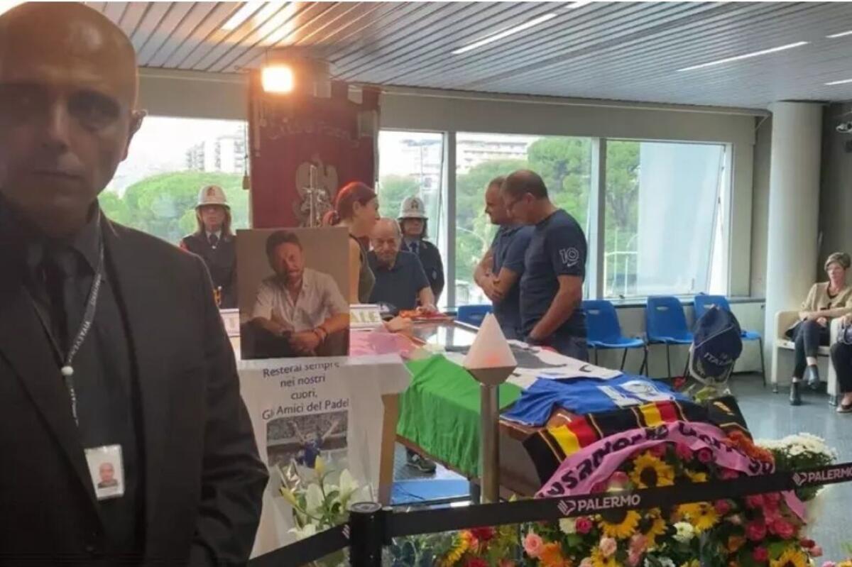 SCHILLACI: SULLA BARA MAGLIA AZZURRA E SCIARPA ROSANERO - 