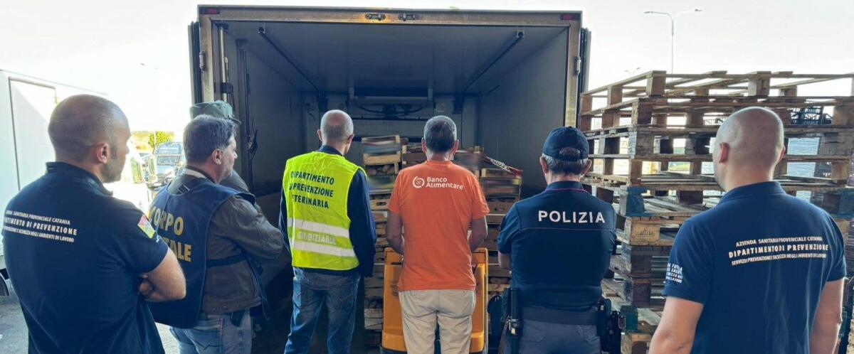 CATANIA: OPERAZIONE DELLA POLIZIA AL MERCATO AGROALIMENTARE, SEQUESTRATE 20 TONNELLATE DI PRODOTTI NON TRACCIATI - 