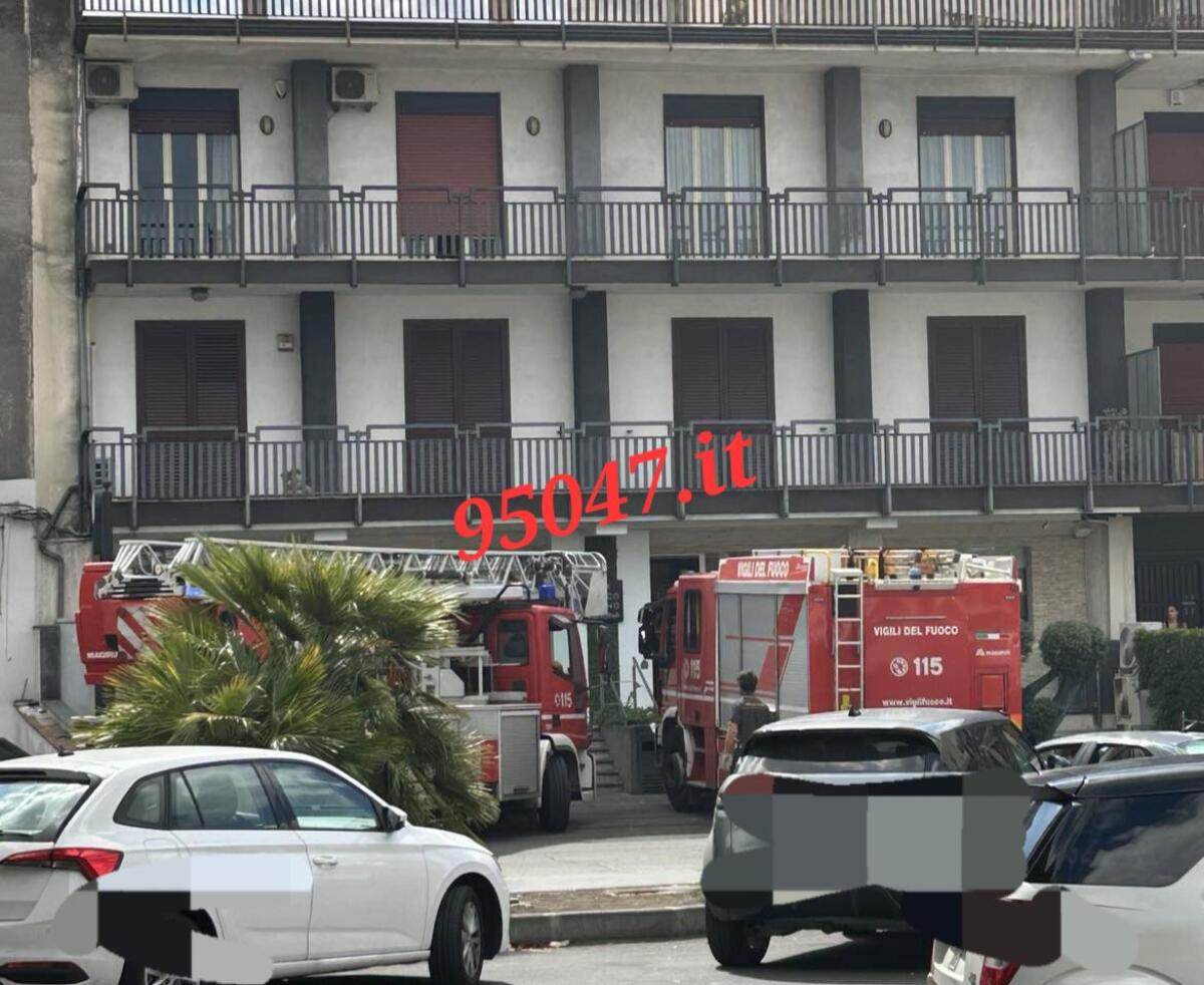 INCENDIO IN MANSARDA A PATERNÒ: INTERVENTO DEI VIGILI DEL FUOCO  CORSO ITALIA - 