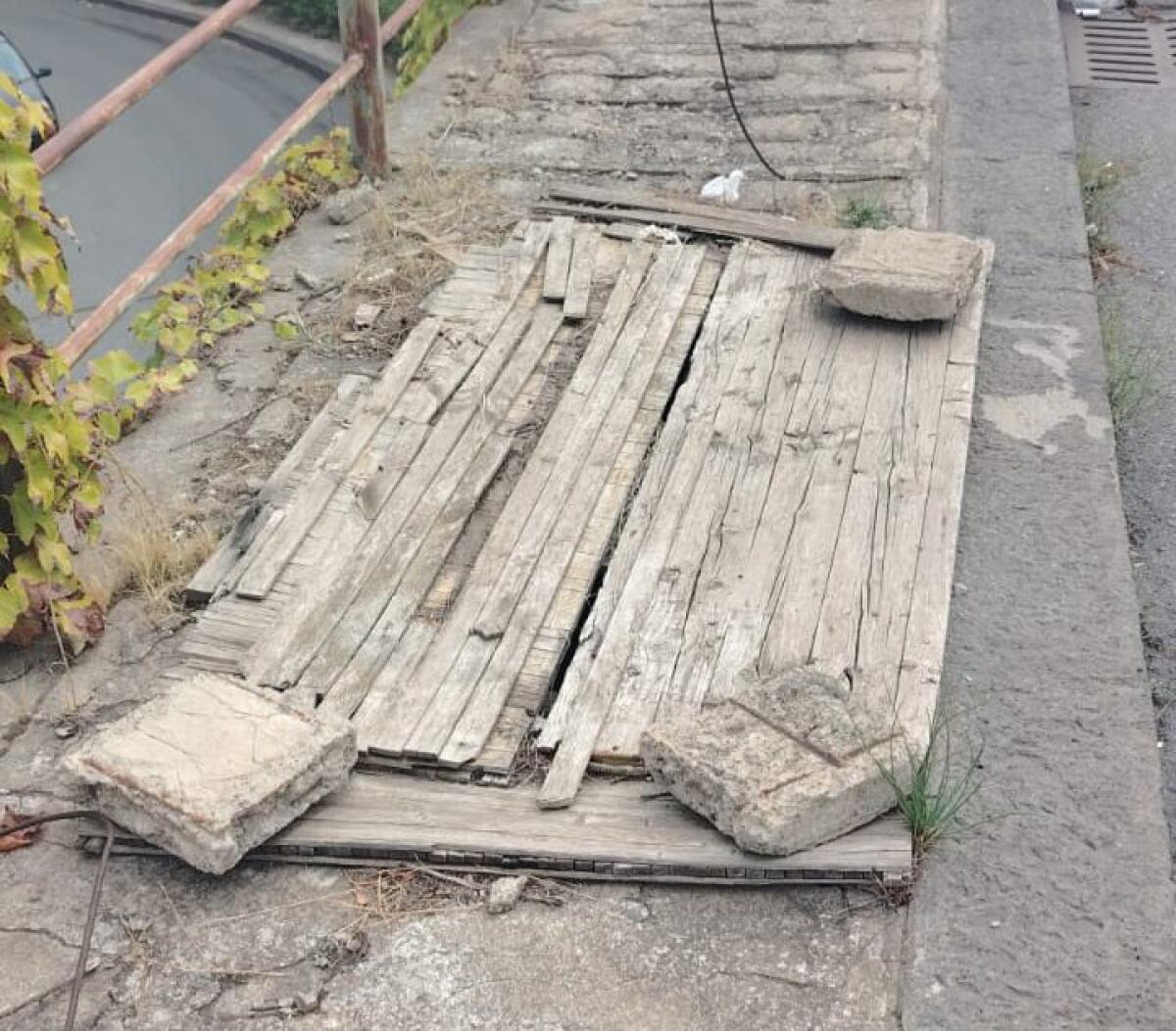 SEGNALAZIONE DI DEGRADO A LARGO MUNICIPIO, PATERNÒ: UNA SITUAZIONE PERICOLOSA DA TANTI ANNI - 