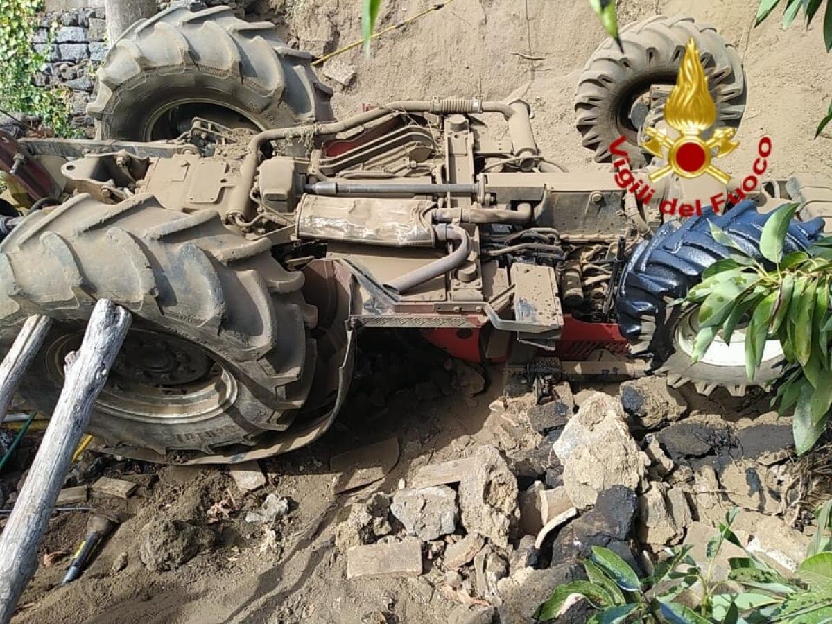 VIAGRANDE. TRATTORE SI RIBALTA, AGRICOLTORE RESTA INCASTRATO MESSO IN SALVO DAI VIGILI DEL FUOCO - 