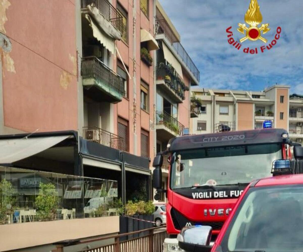 CATANIA, INCENDIO IN VIA RUGGERO DI LAURIA: CONTATORI ELETTRICI IN FIAMME, EVACUATO EDIFICIO CON UFFICI - 