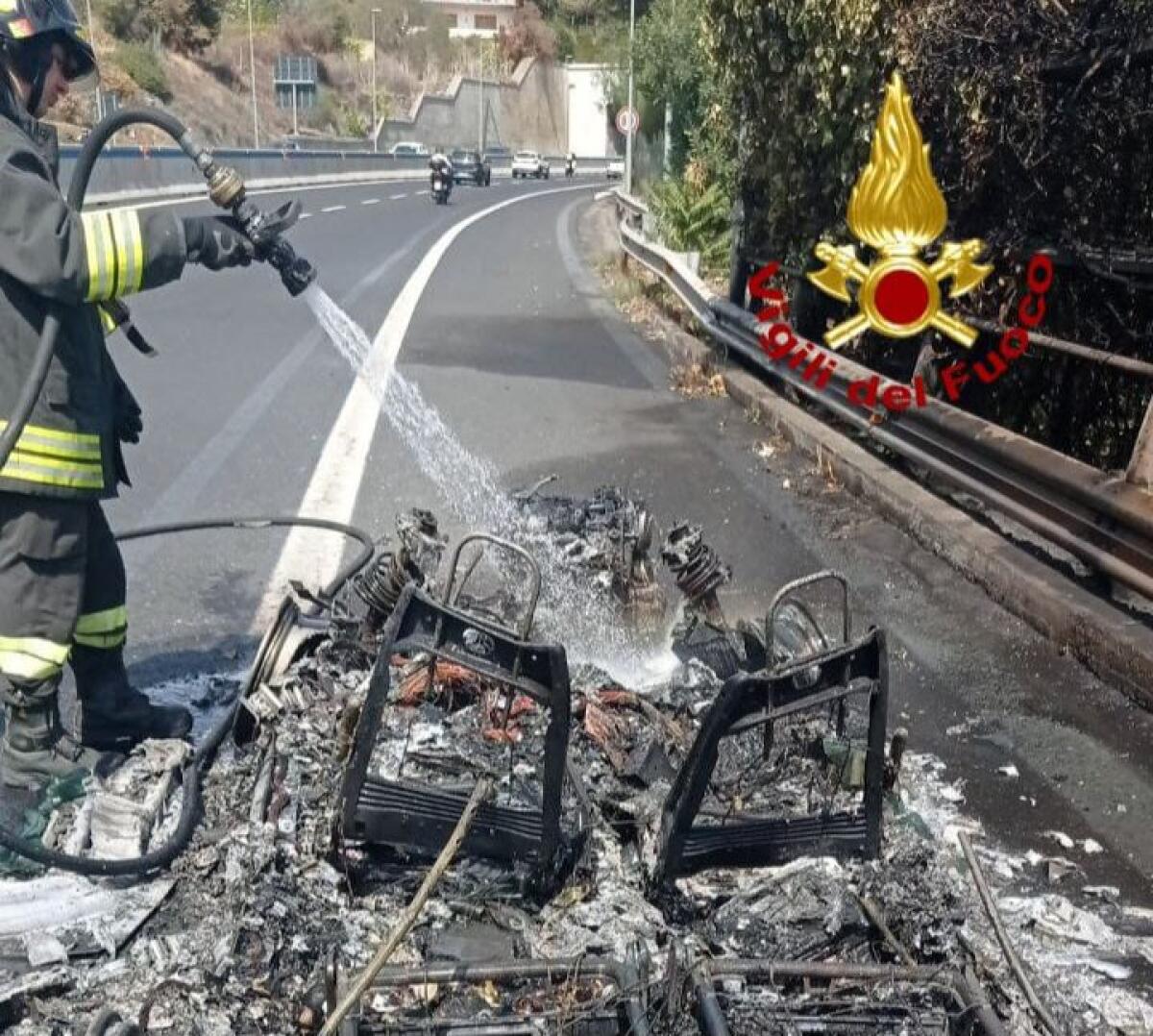 INCENDIO DI UN'AUTO SULLA CORSIA DIREZIONE SAN GREGORIO: LUNGHE CODE E CHIUSURA TEMPORANEA DEL VIALE MEDITERRANEO - 