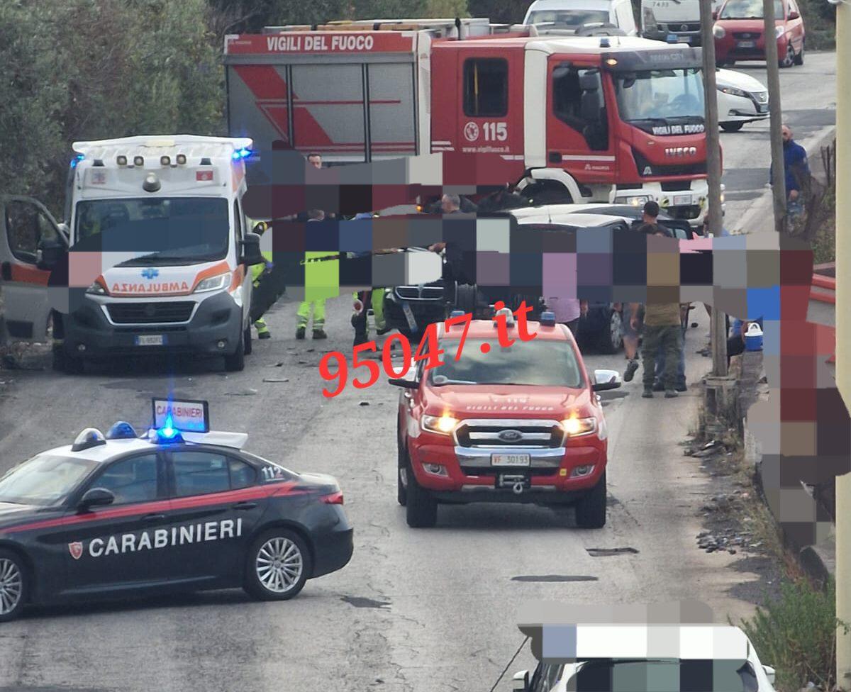 PATERNÒ. GRAVISSINO INCIDENTE IN VIA MONGIBELLO.  SOCCORSI SUL POSTO E STRADA CHIUSA - 