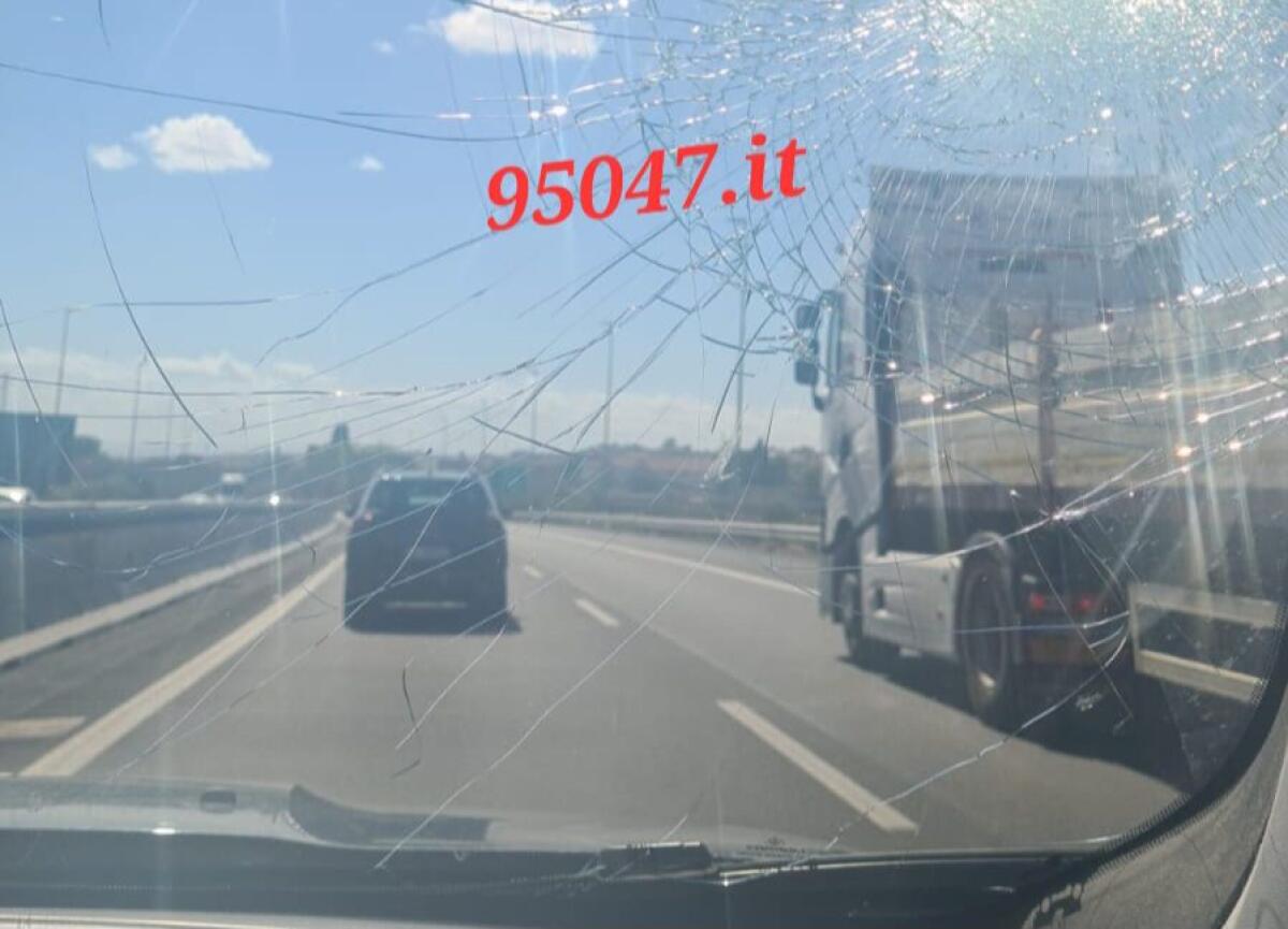 PAURA PER UNA COPPIA PATERNESE SULL'A18: SASSO COLPISCE AUTO SOTTO UN CAVALCAVIA - 