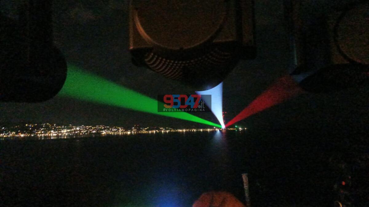 UN PONTE SULLO STRETTO SPETTACOLARE: FASCIONI DI LUCE UNISCONO SICILIA E CALABRIA - 