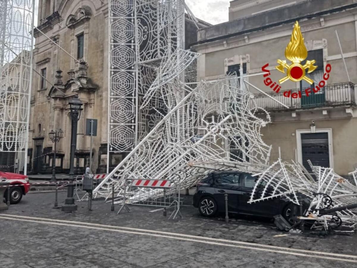 GRANDINATA AD ACI SANT'ANTONIO: CROLLANO LE LUMINARIE - 