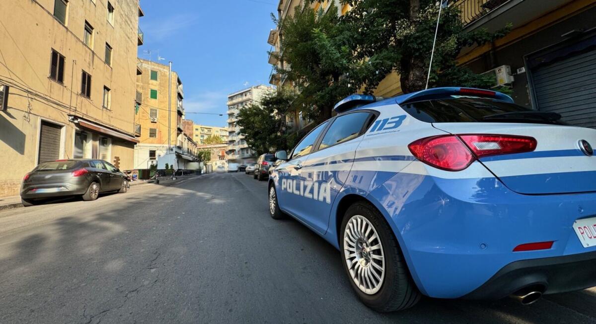 CATANIA, CRIC CEDE DURANTE IL FURTO DI UNA RUOTA: LADRO BLOCCATO CON LA MANO SOTTO L'AUTO - 