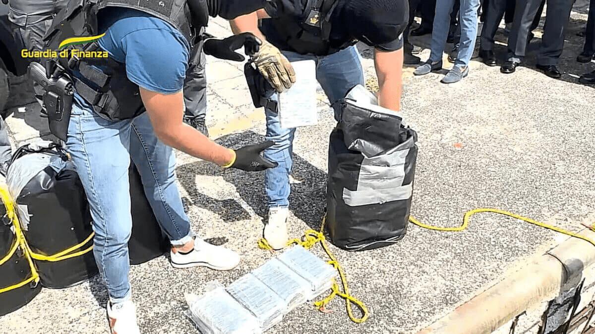 CATANIA, SEQUESTRATI 540 CHILI DI COCAINA NEL MARE TRA CATANIA E RAGUSA PER UN VALORE DI OLTRE 100 MILIONI DI EURO. 5 ARRESTI - 