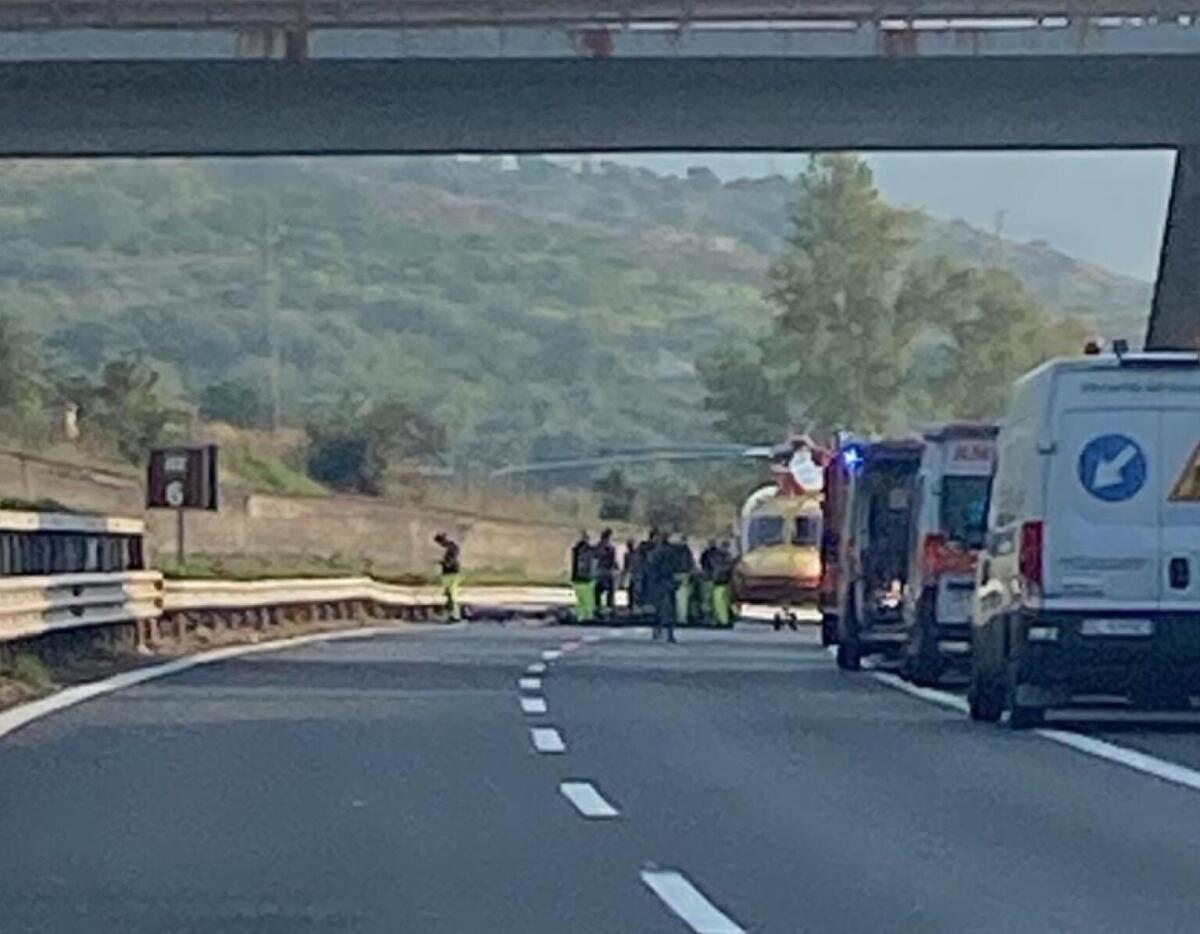 GRAVE INCIDENTE QUESTA MATTINA SULL'A18 TRA GIARRE E FIUMEFREDDO: FERITO GRAVE TRASPORTATO IN ELISOCCORSO - 