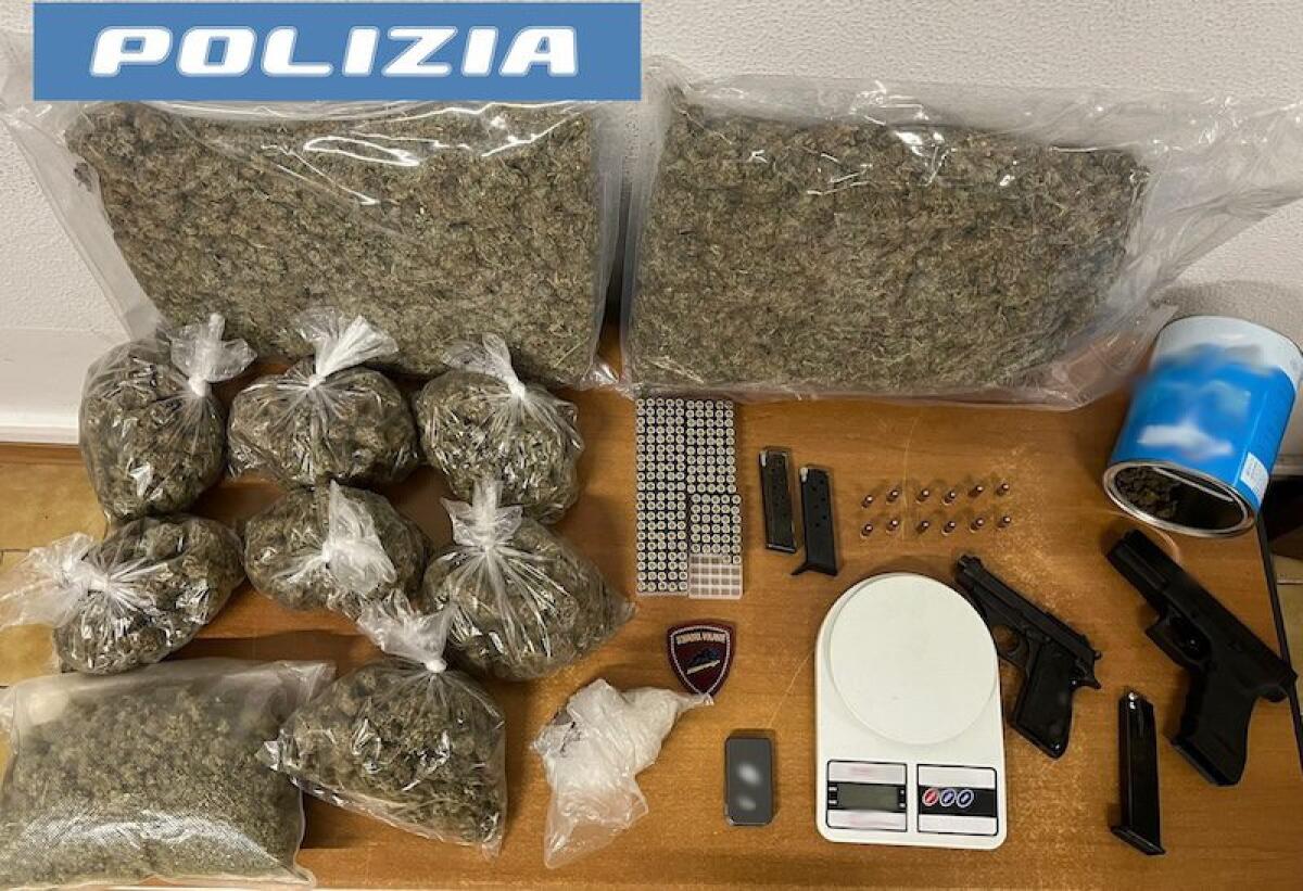 CATANIA. A CASA CON 4 KG DI DROGA E DUE PISTOLE: MANETTE PER UN 33ENNE - 