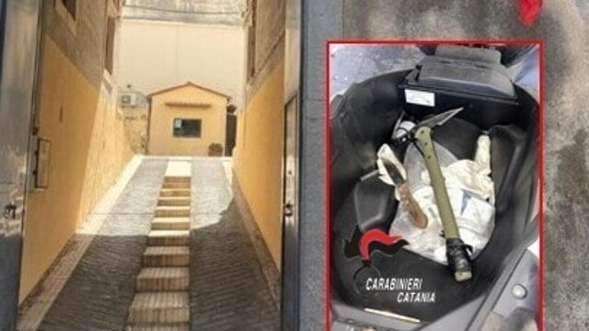 CATANIA. SI PRESENTA IN CASERMA PER SPORGERE UNA DENUNCIA SENZA ASSICURAZIONE E CON LE ARMI NELLO SCOOTER - 
