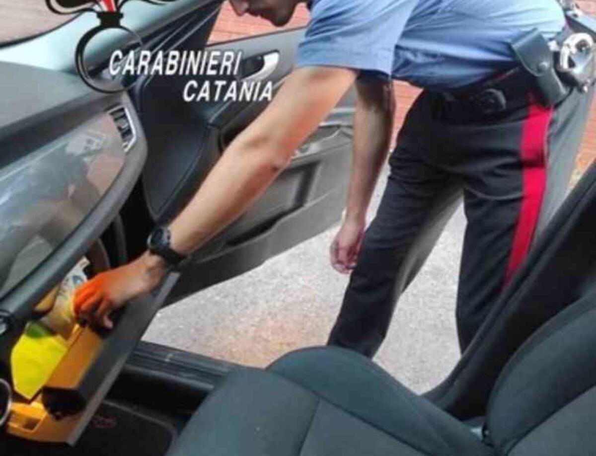 LICODIA EUBEA : VENTENNE INSEGUITO DAI CARABINIERI TENTA DI DISFARSI DELLA DROGA, ARRESTATO - 