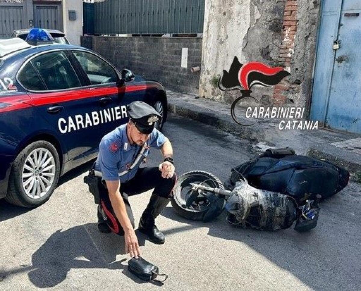 FUGGONO ALL'ALT IN SCOOTER, CADONO E CONTINUANO A CORRERE: ARRESTATI UN 19ENNE CATANESE E UN 20ENNE DI MISTERBIANCO - 