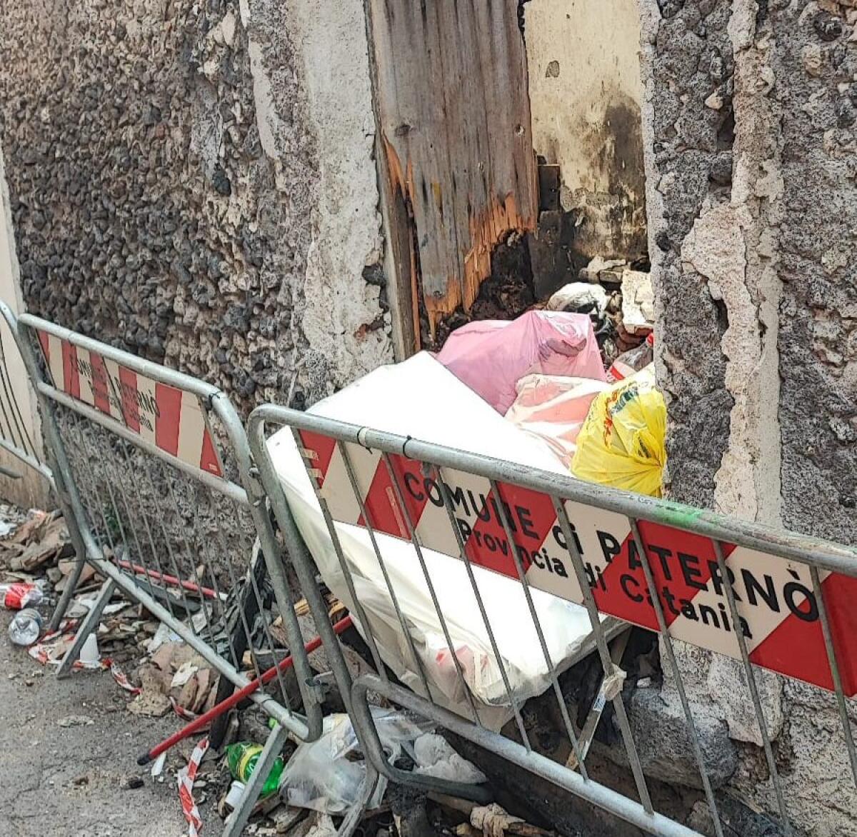 PATERNO'. INCENDIO E RISCHIO CROLLO: SEGNALAZIONE RICEVUTA PER CASA ABBANDONATA IN VIA VITTORIO ALFIERI - 