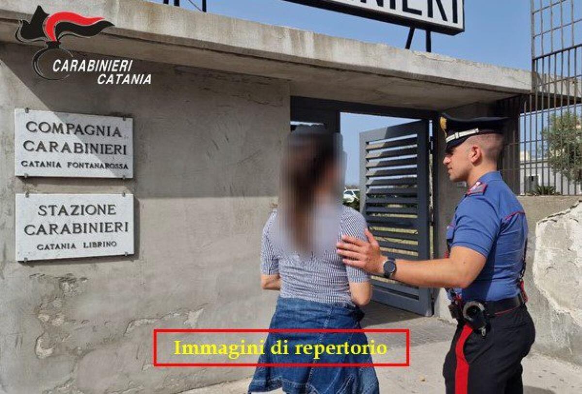 CATANIA. LA MAMMA LA RIMPROVERA, 26ENNE TENTA DI BUTTARLA GIÙ DAL 5° PIANO E FERISCE LA SORELLA - 