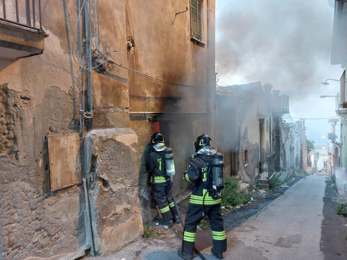 INCENDIO IN UNA CASA ABBANDONATA A SANTA MARIA DI LICODIA: VIGILI DEL FUOCO IN AZIONE ALL'ALBA - 