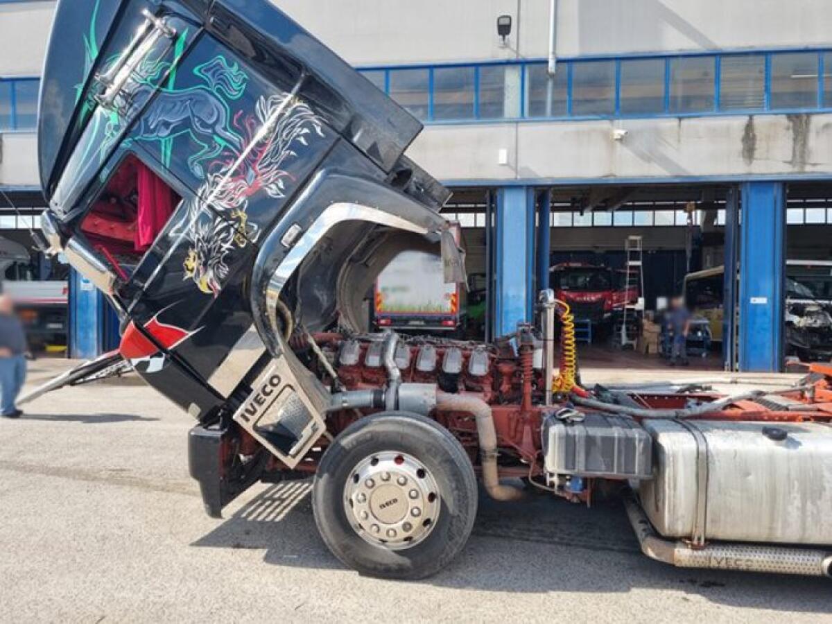 IN AUTOSTRADA CON CAMION DA ‘FORMULA1’ MODIFICATO A 1.500 CAVALLI - 