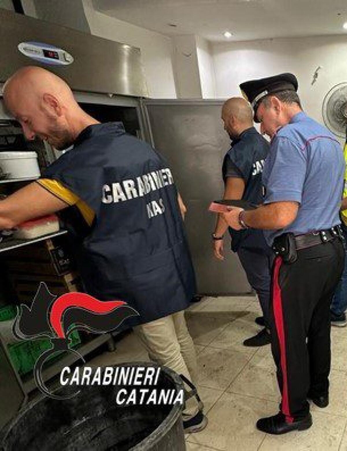 SANZIONI E SEQUESTRI: 50 KG DI POLLO E 50 KG DI VERDURE DISTRUTTI E MULTA DI 3.750 € PER GASTRONOMIA A CATANIA - 