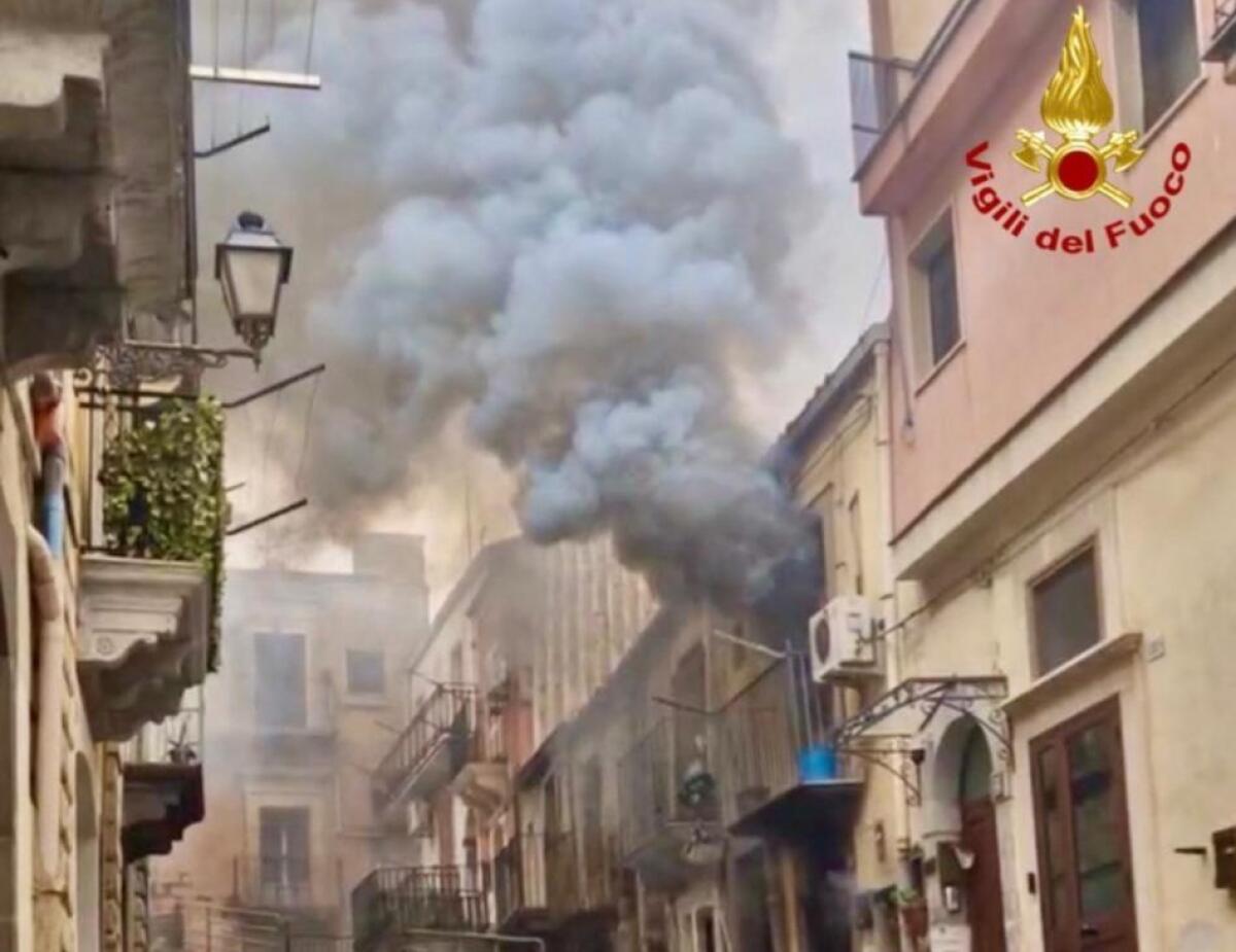 FIAMME IN UNA CASA A VIZZINI: VIGILI DEL FUOCO EROI SALVANO UOMO INTRAPPOLATO - 