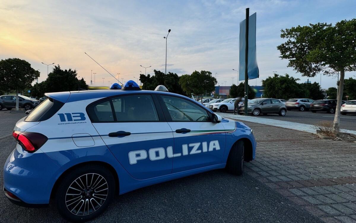CATANIA. RUBA ABITI E COSMETICI MA VINE SCOPERTO E INSEGUITO ARRESTATO DALLA POLIZIA DI STATO PER FURTO E TENTATA RAPINA - 