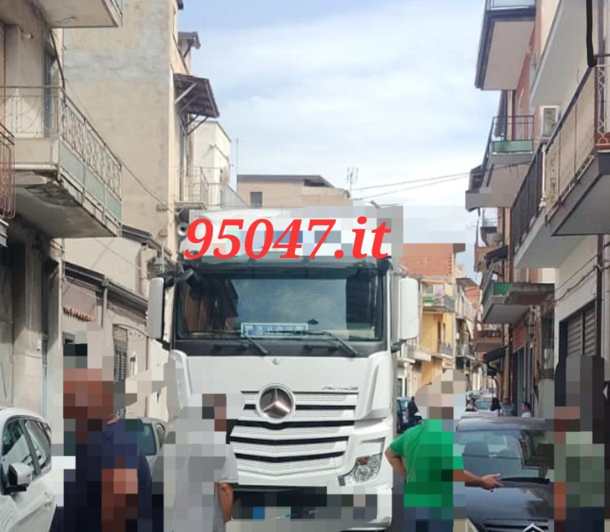 PATERNÒ, CAMION BLOCCATO PER UN'ORA A CAUSA DEL PARCHEGGIO SALVAGGIO, I CITTADINI RISOLVONO IL PROBLEMA SPOSTANDO L'AUTO CON UN CRIC - 
