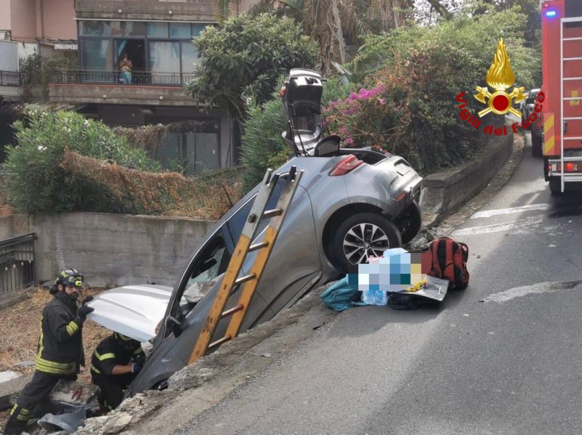 ACICASTELLO: PERDE IL CONTROLLO DELL'AUTO E RIMANE IN BILICO SUL CIGLIO DELLA STRADA, FERITA LIEVE LA CONDUCENTE - 