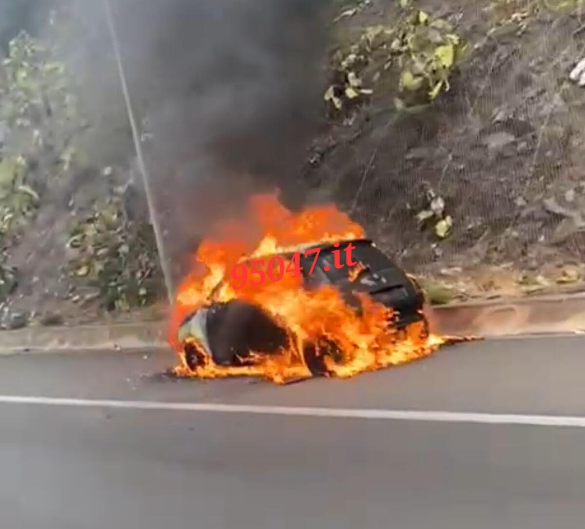 AUTO IN FIAMME SULLA TANGENZIALE DI CATANIA, CODE - 